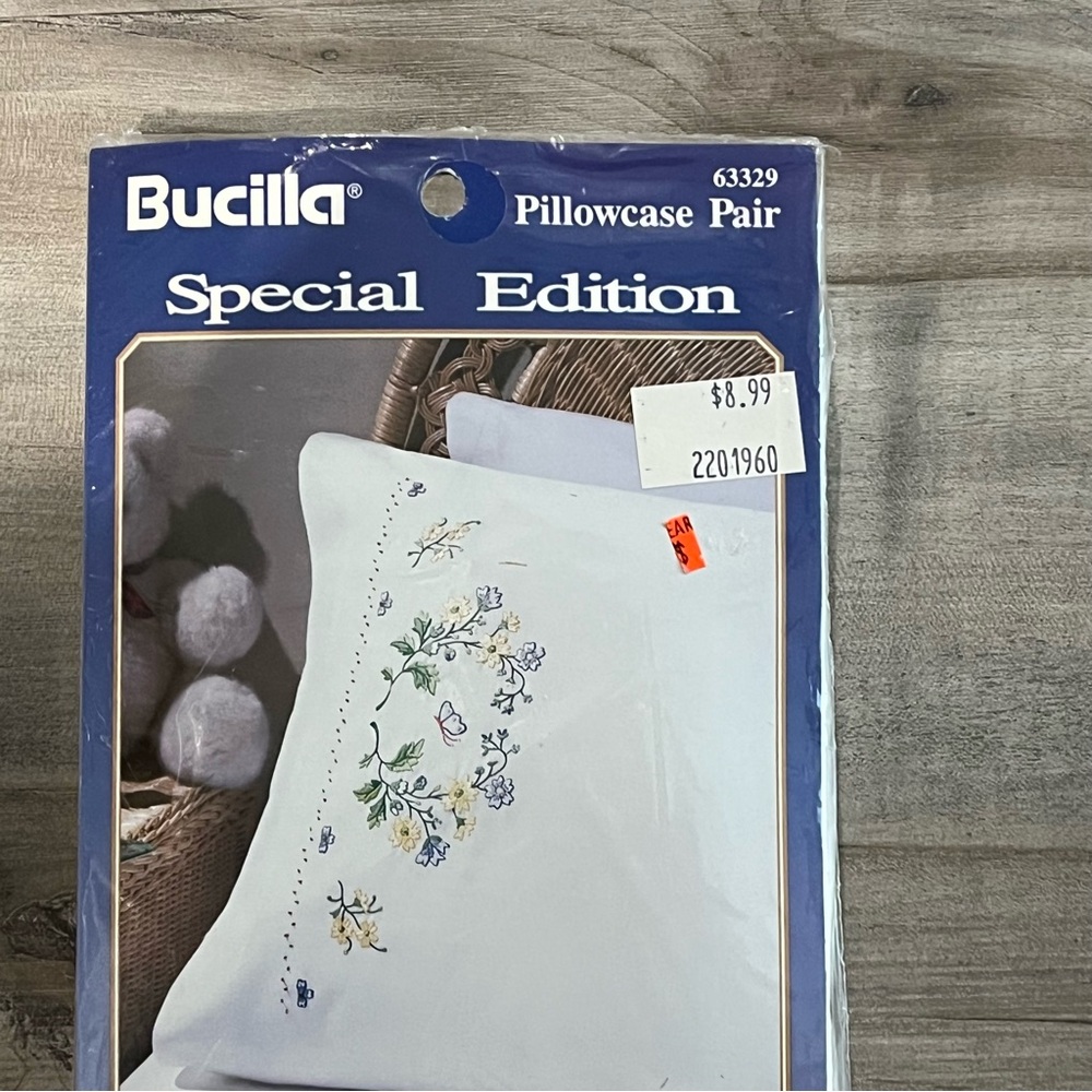 NWT Bucilla Special Edition Stamped Embroidery Flowers Pillowcase Pair & Floss - Picture 5 of 10